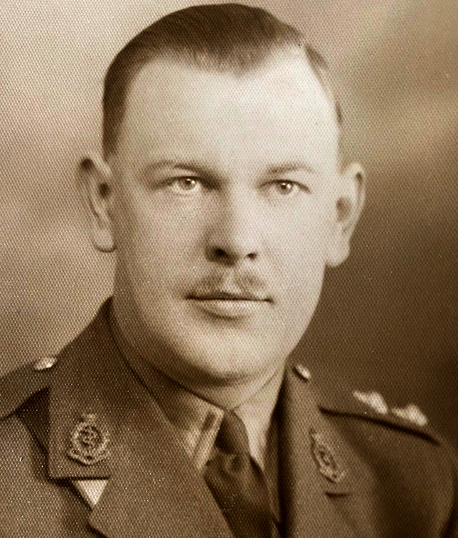 Photo of photos/Iain McLennan 1913-1981 portrait mil Dr_crop